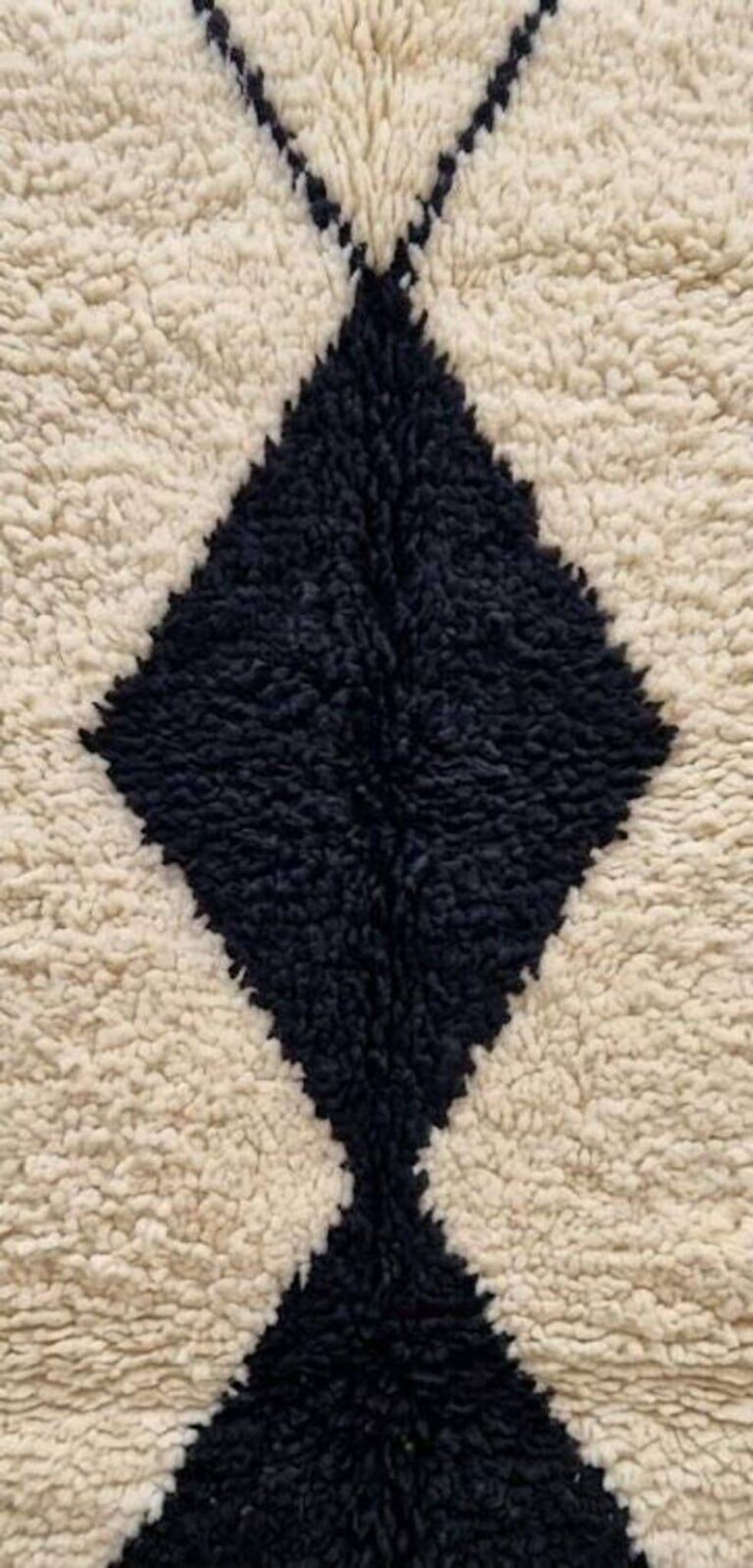 Handmade traditional artisan rug size 200/300 cm.