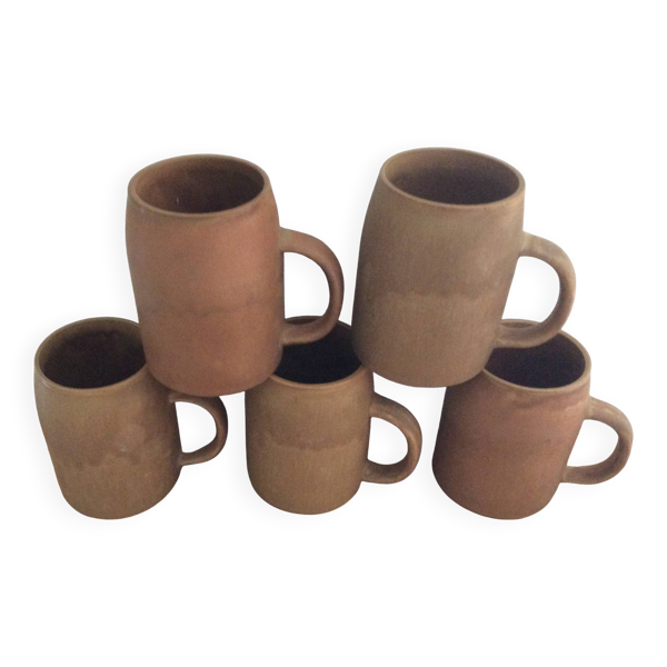 5 mugs en grès
