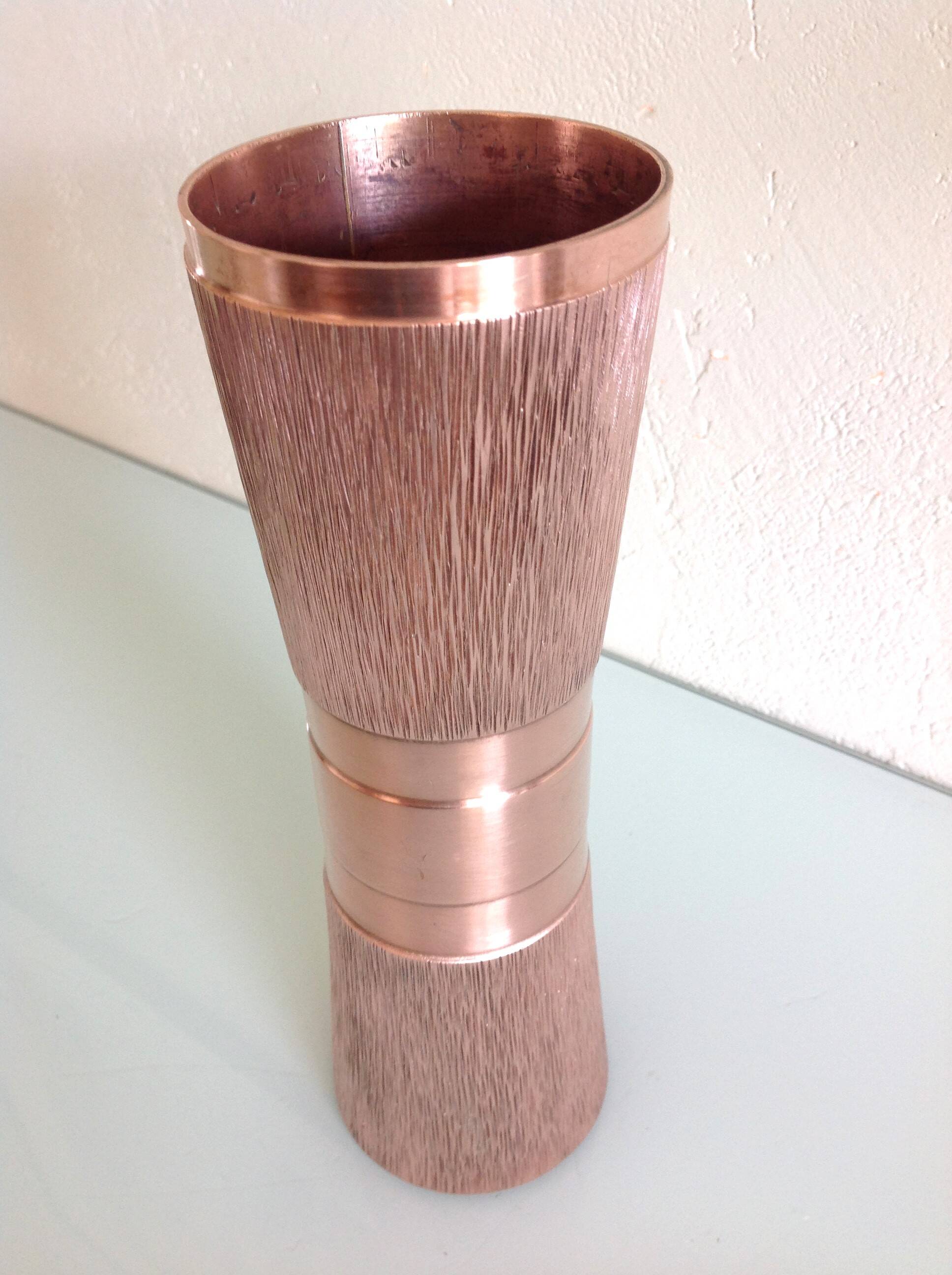 Diabolo vase in structured red copper / vintage 60s-70s