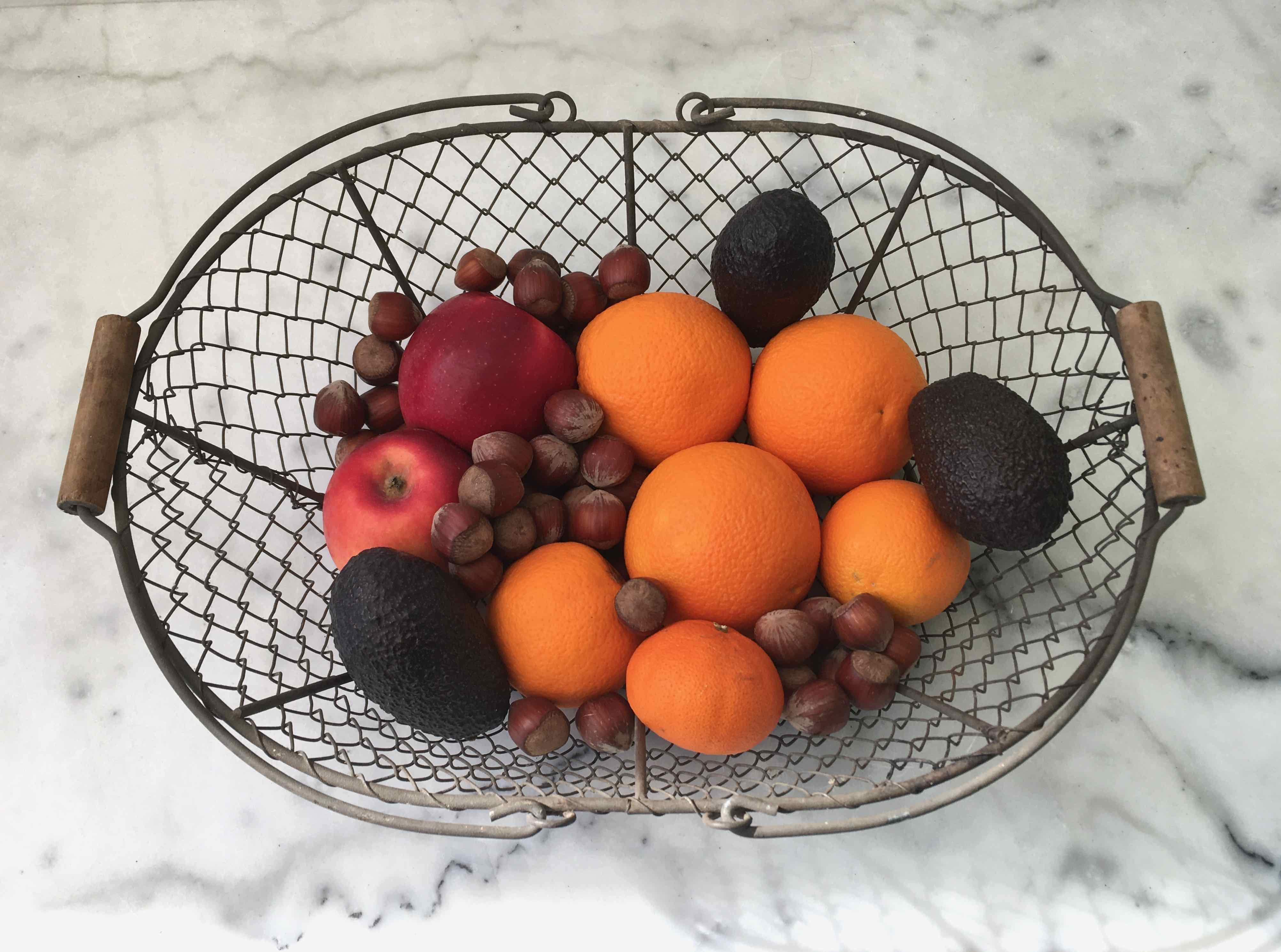 Basket in wire mesh and wood