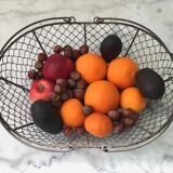 Basket in wire mesh and wood