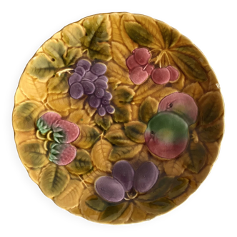 Round dish in barbotine with sarregumine fruit decoration