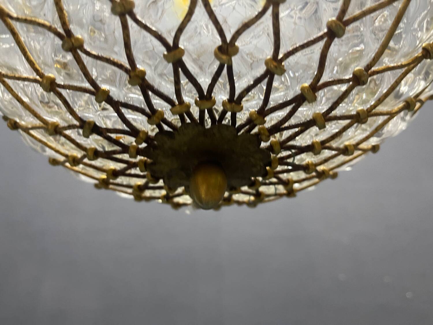 Lustre en verre de Murano avec cage en laiton, Italie, années 1960.