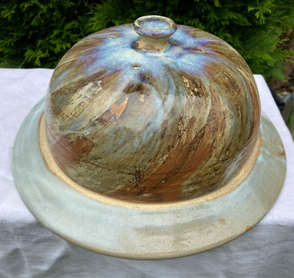 Ancienne cloche a fromage avec son plateau en céramique signature à identifier