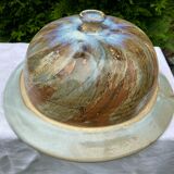 Ancienne cloche a fromage avec son plateau en céramique signature à identifier