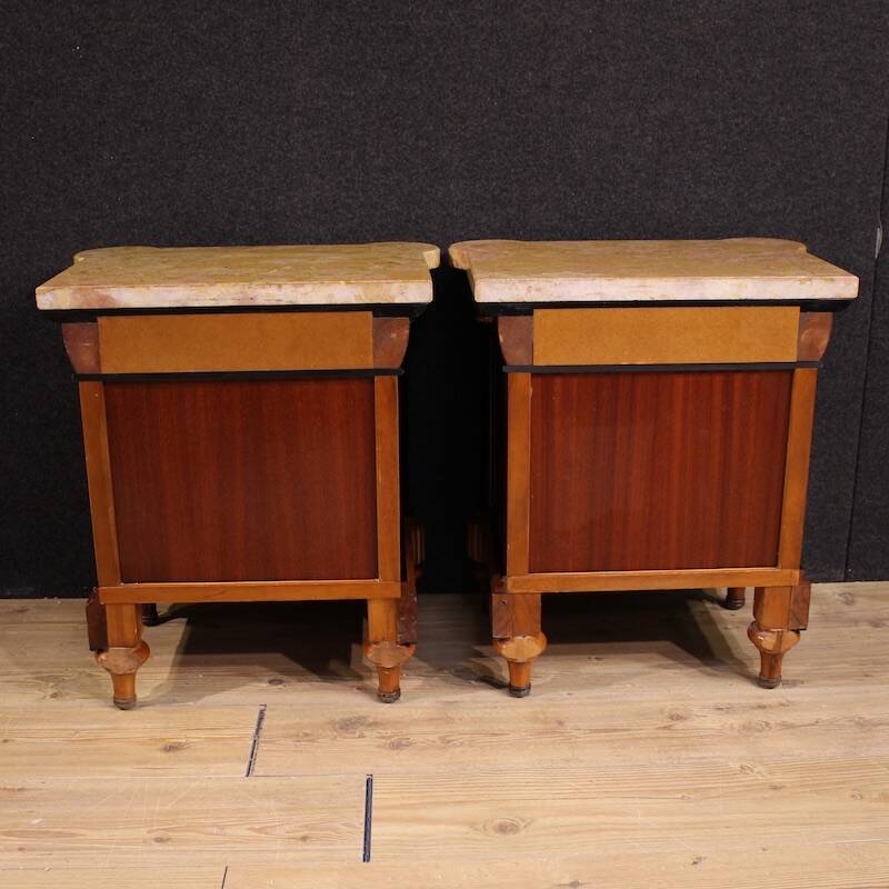 Paire de tables de chevet italiennes du 20e siècle avec plateau en marbre.