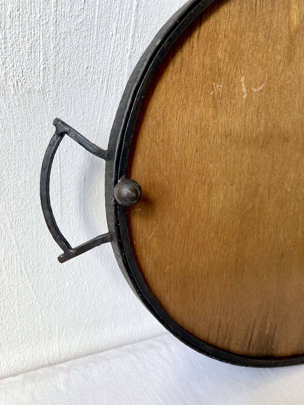 Vintage oval plateau in moulded resin and hammered metal, signed Datty.