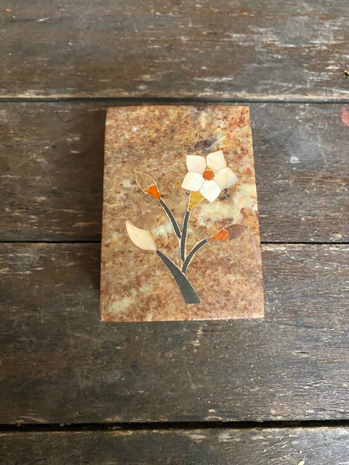 Boite ancienne en stéatite à décor de fleurs incrustées en nacre