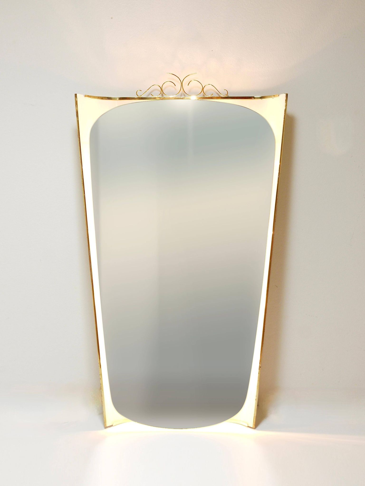 Mid-century illuminated wall mirror by Ernest Igl with brass crown, by Hillebrand.