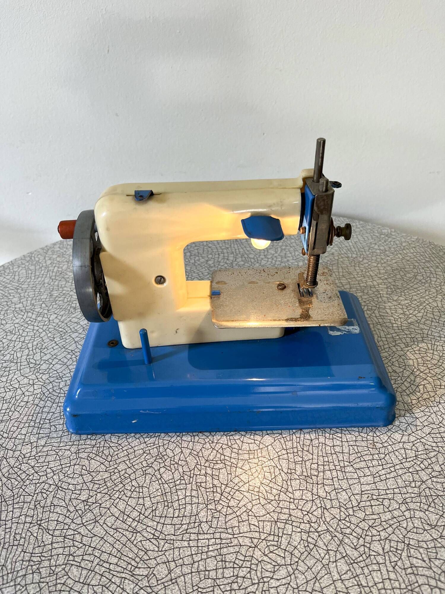 "Marie-José" sewing machine in metal and plastic, children's toy from the 1950s