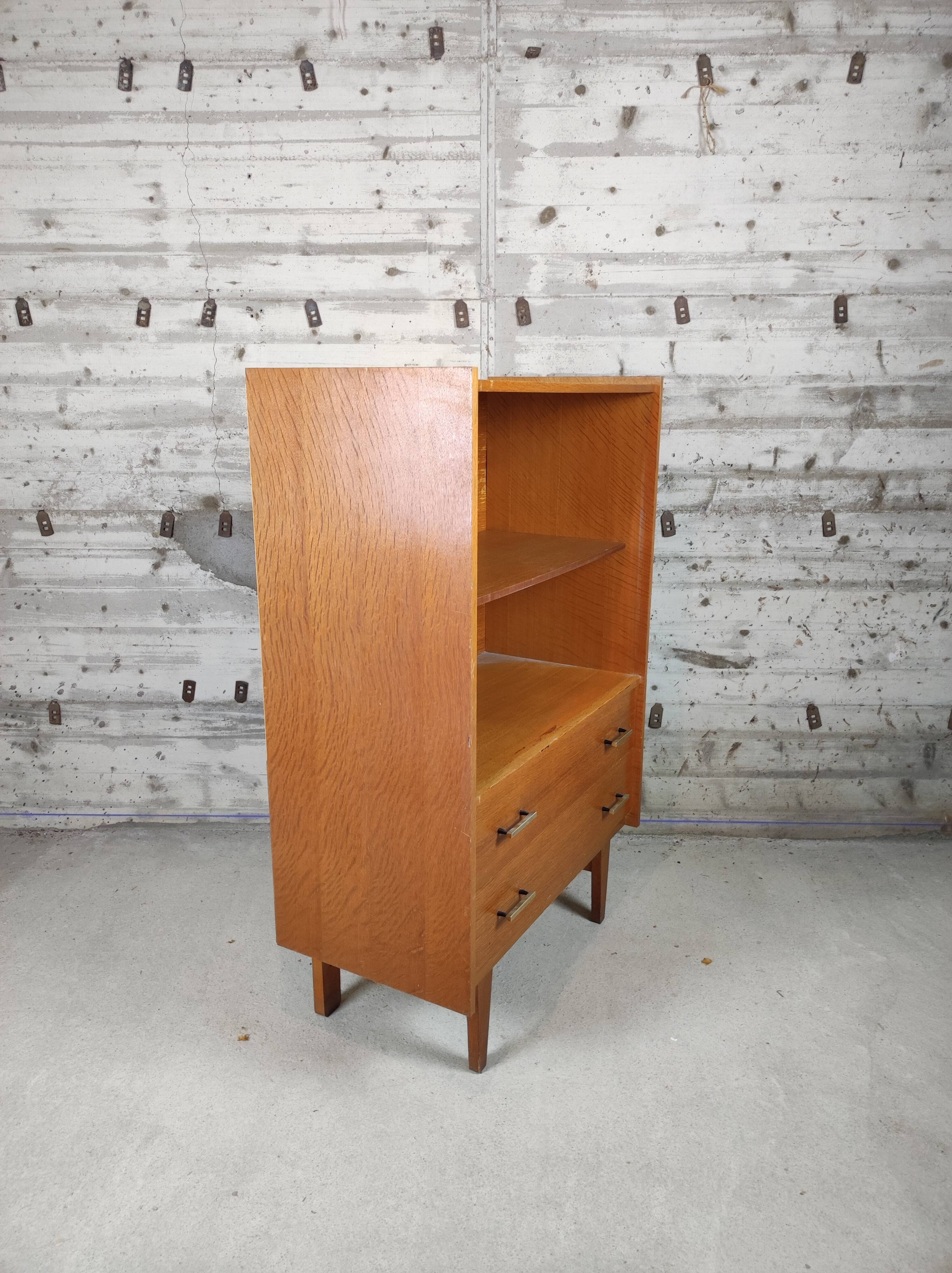 Bookcase / shelf