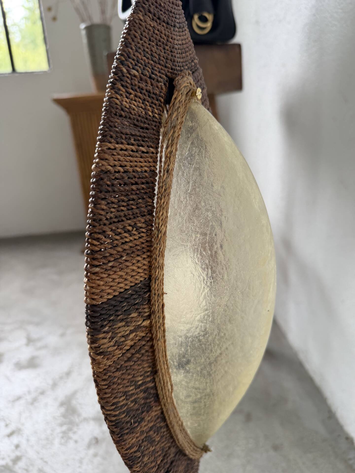 Lampadaire bronze et corde 1970