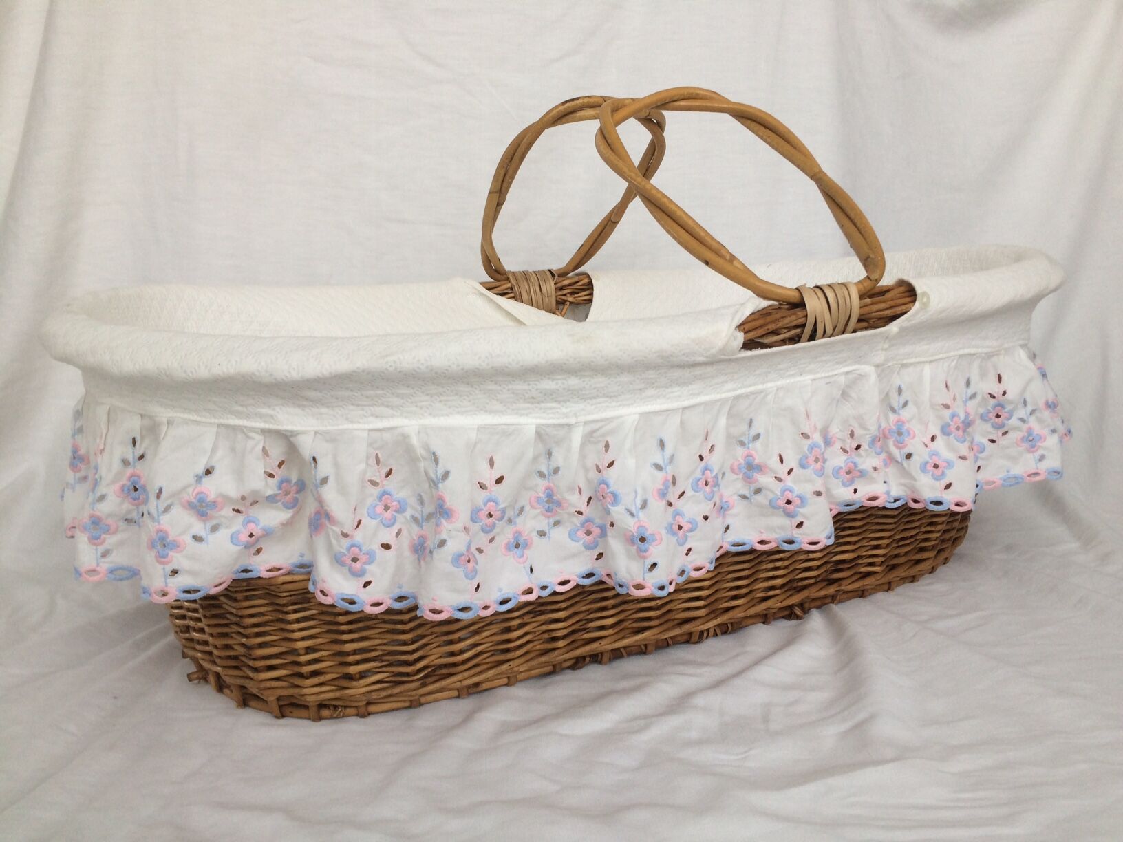 Bassinet in rattan, his mattress, pillow and bed linens
