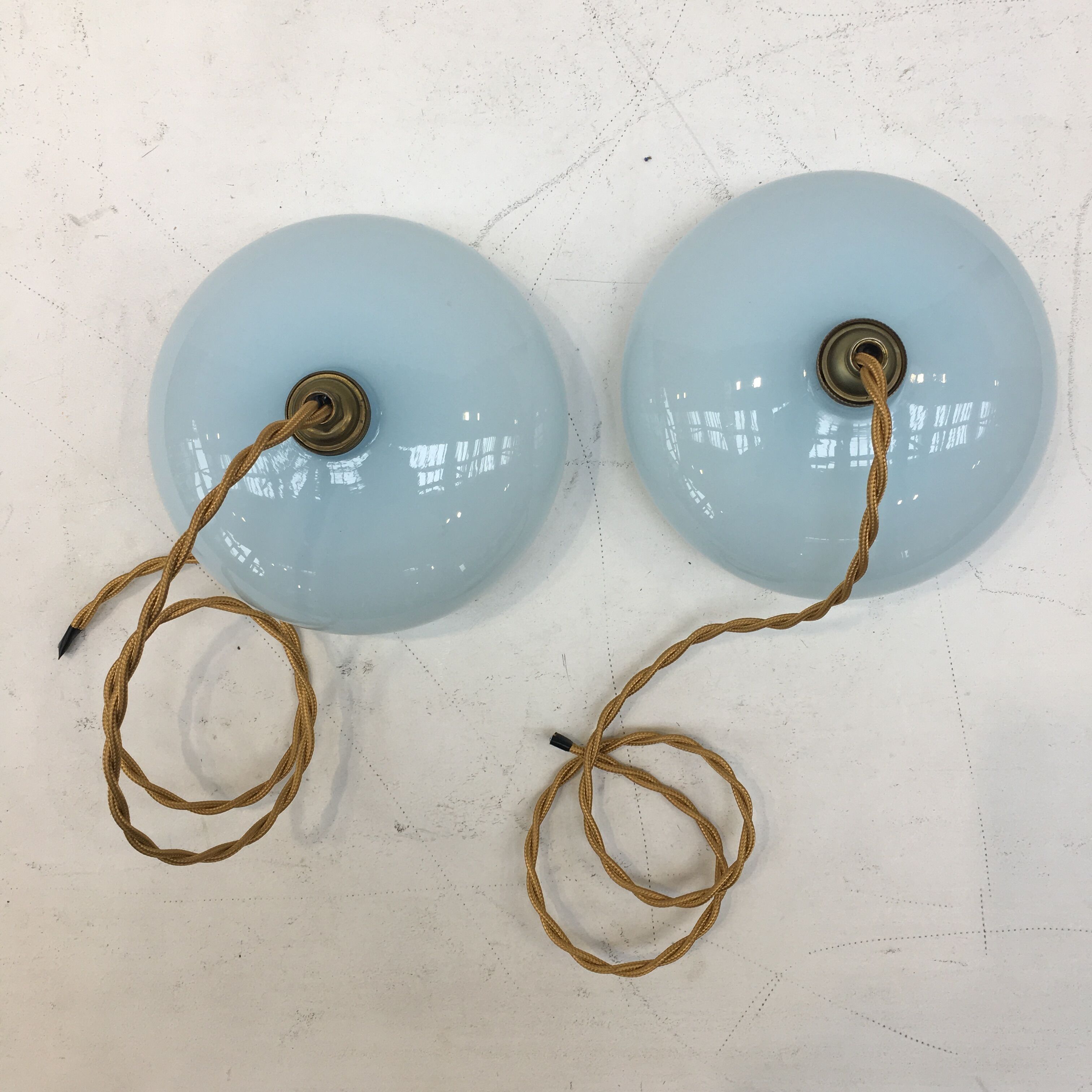 Paire de suspensions vintage en opaline bleu pale