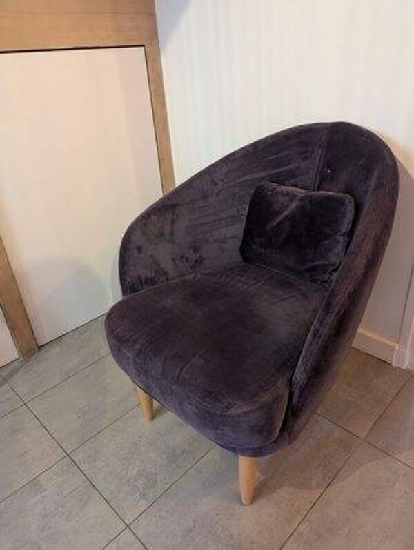 Fauteuil en velours violet FAMA
