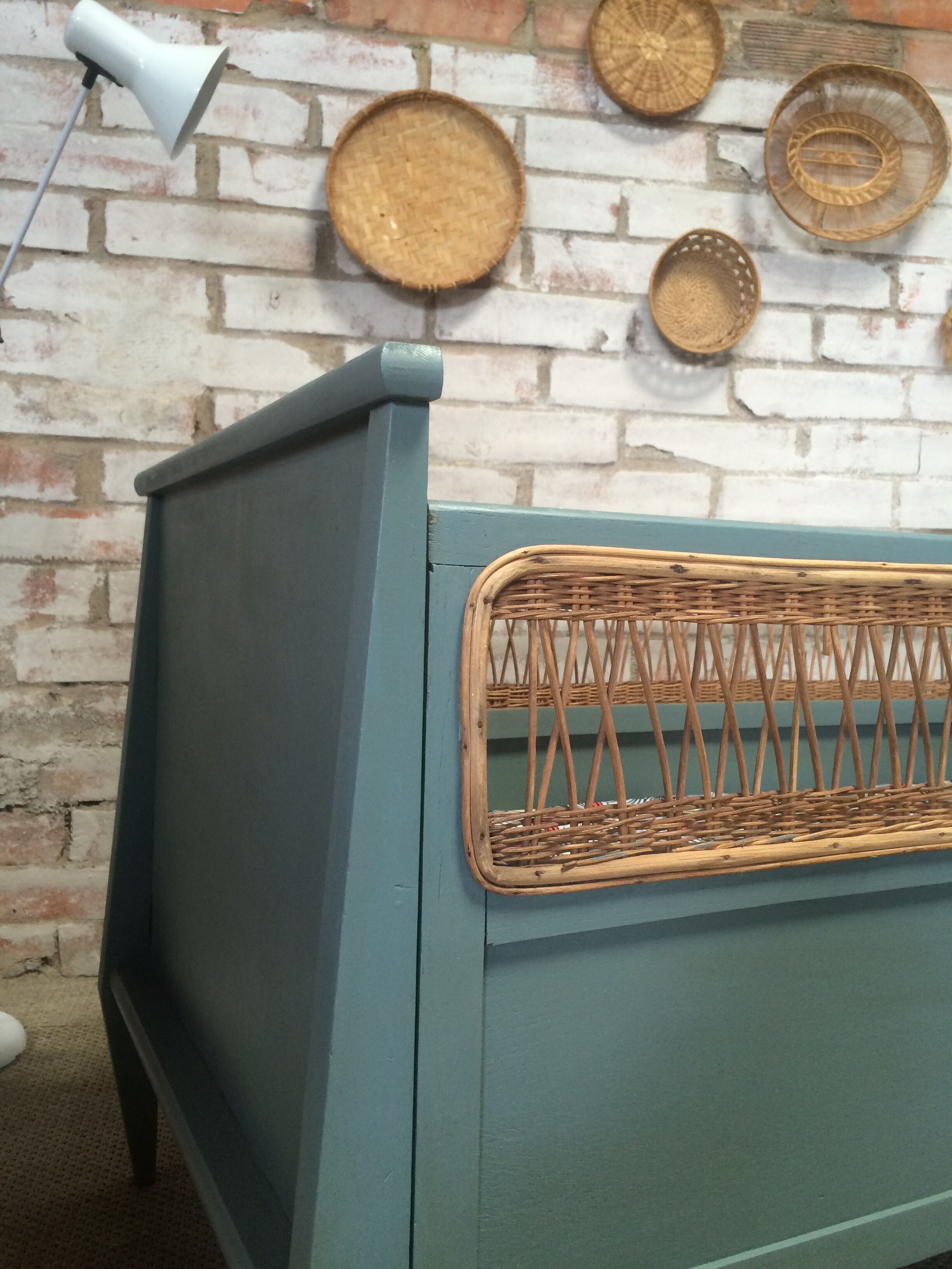 Baby bed feet compass and woven wicker