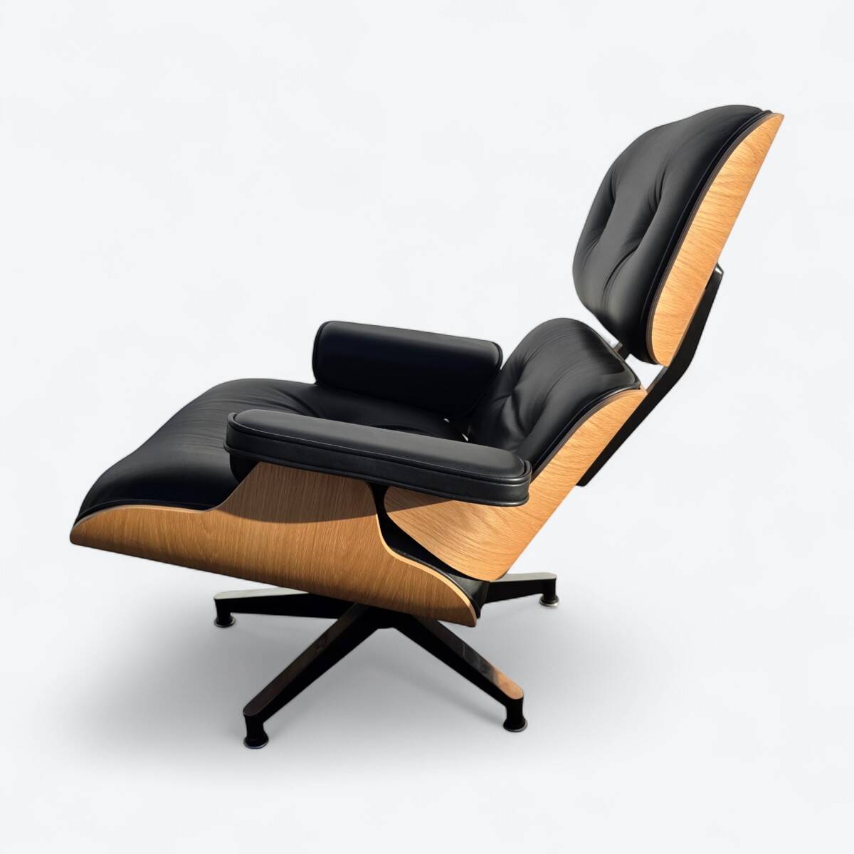 Fauteuil et repose-pieds hauts Herman Miller Original Eames, noir et chêne