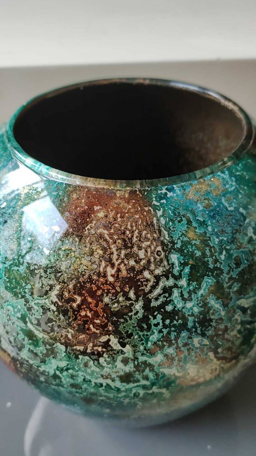 Large signed Line Lacquered Ball Vase. Made of églomisé glass. Dimensions: 18 x 16 cm