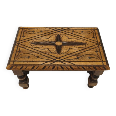 Petit banc repose-pied en bois massif sculpté vintage