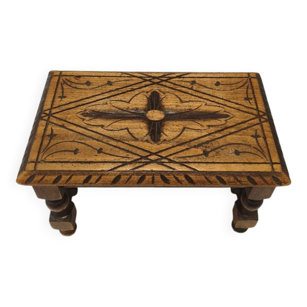 Petit banc repose-pied en bois massif sculpté vintage