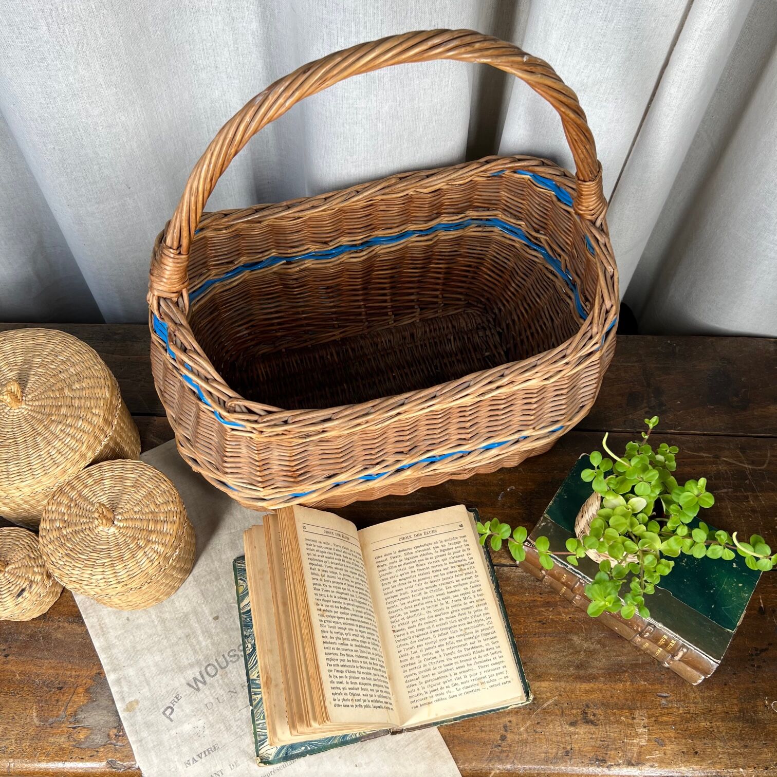 Panier en osier avec anse et scoubidou bleu
