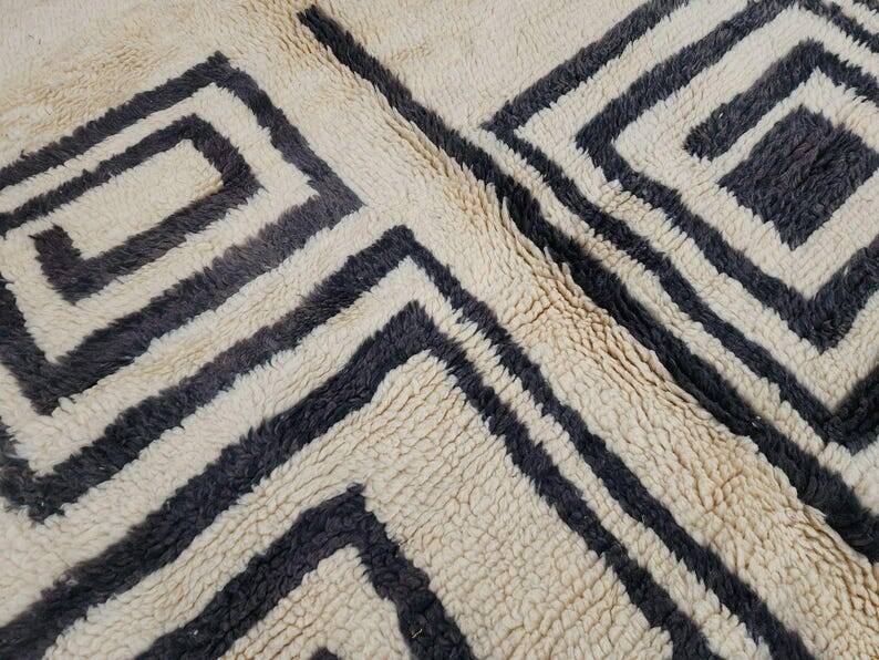 Moroccan Berber rug in cream and black 300x200 cm – spiral geometric pattern