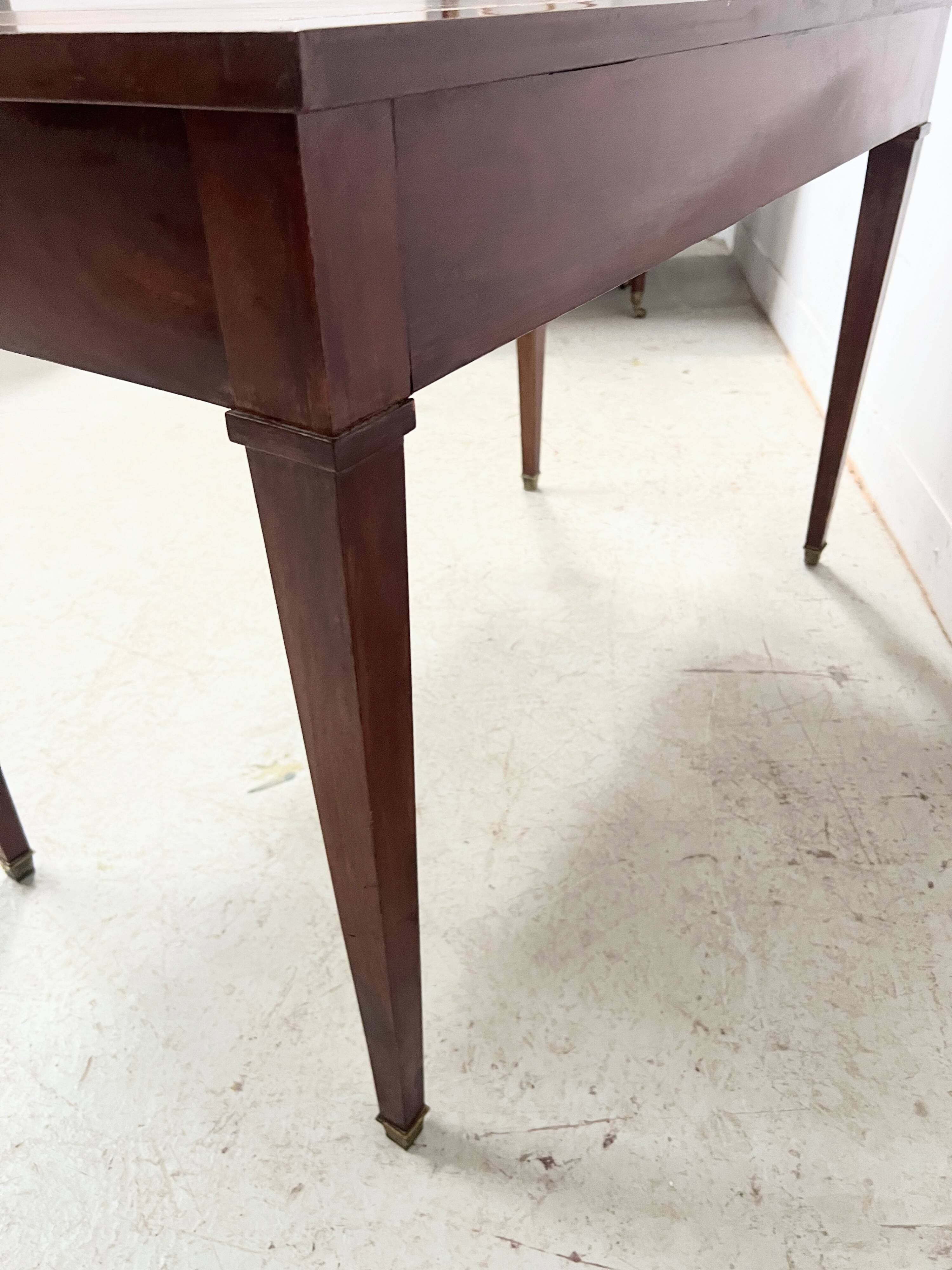 Bureau de style Louis XVI en acajou et placage XX siècle