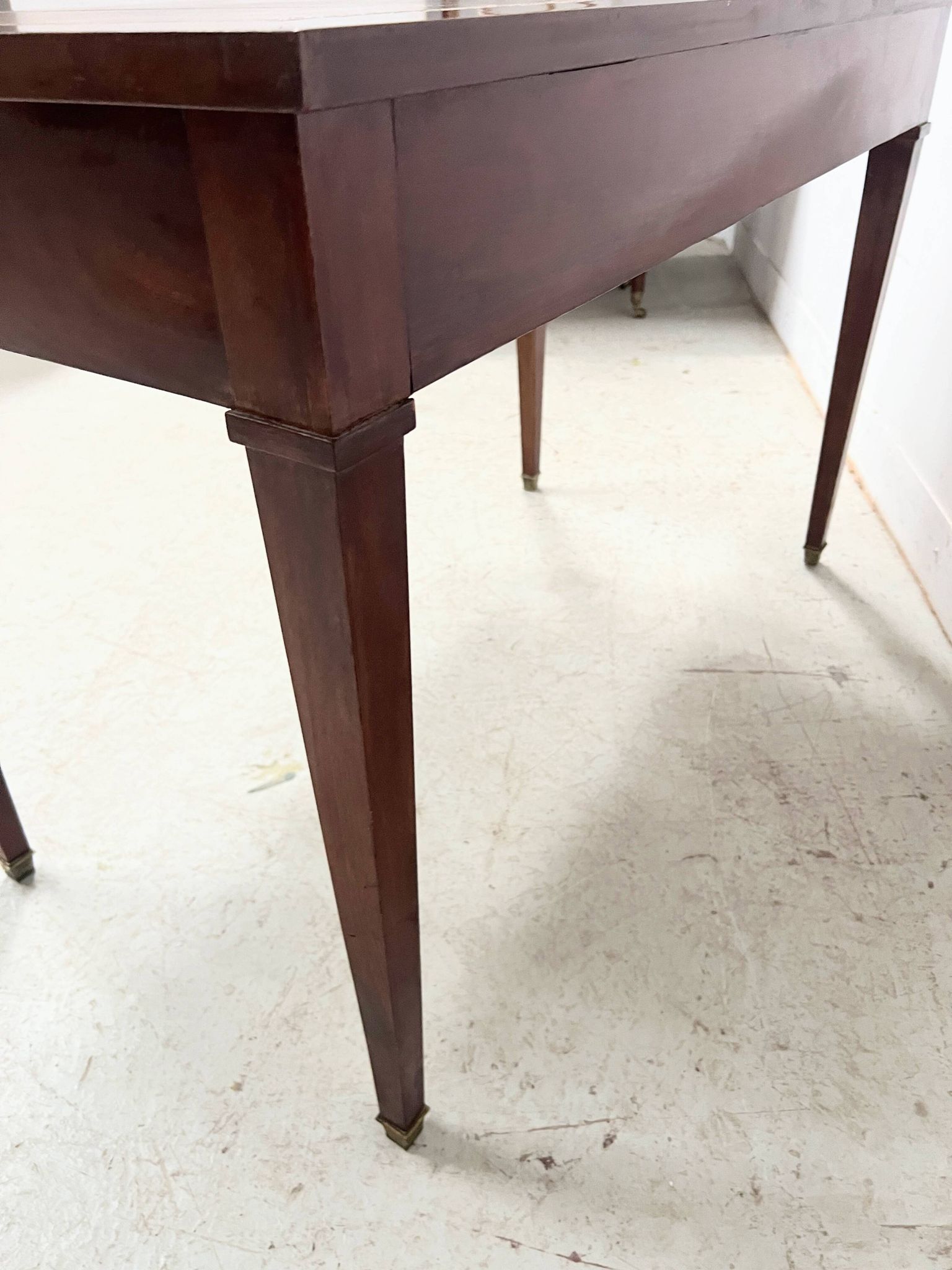 Louis XVI style desk in mahogany and veneer, 20th century.