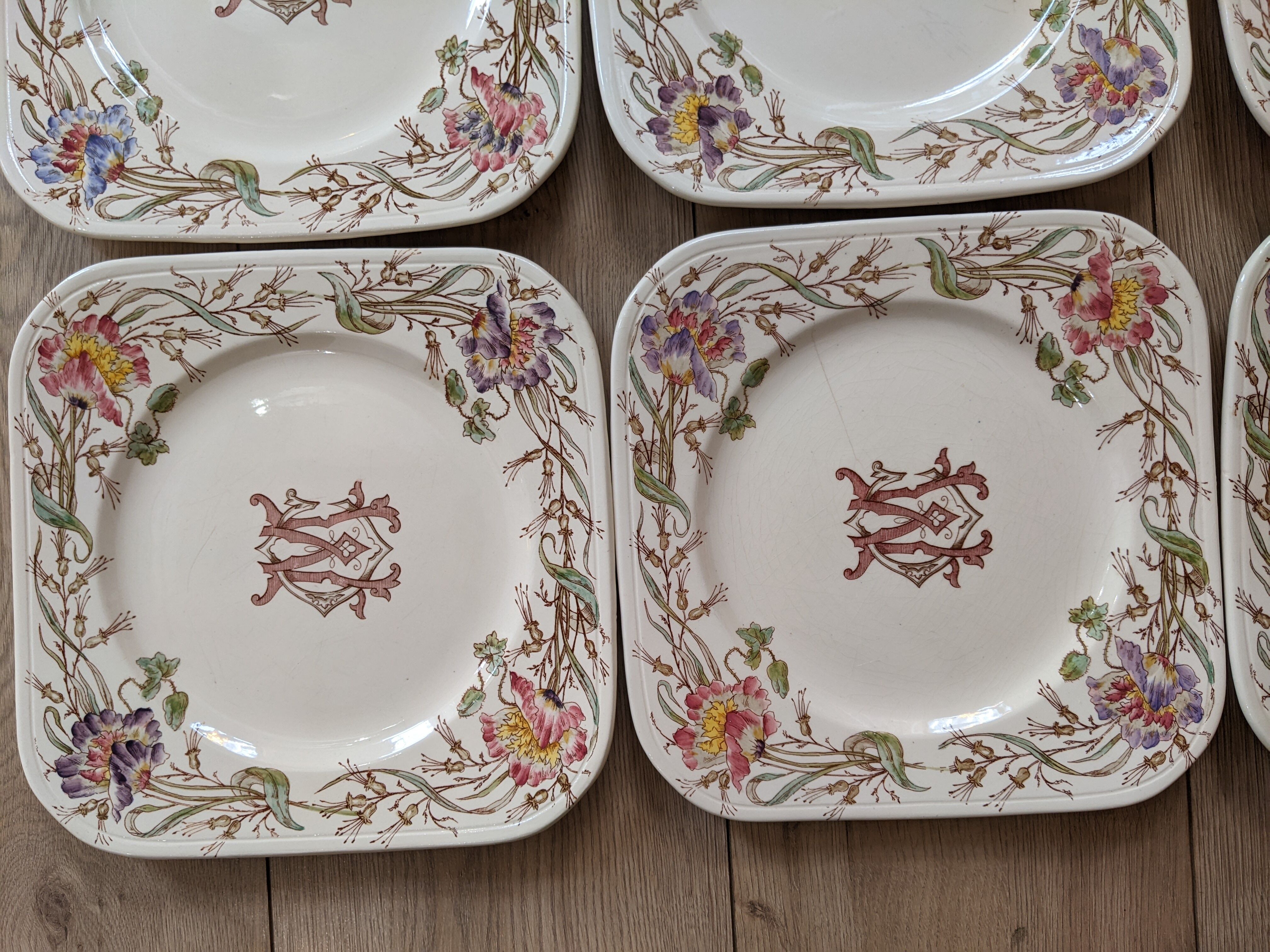 Série de 8 assiettes terre de fer Longchamp
