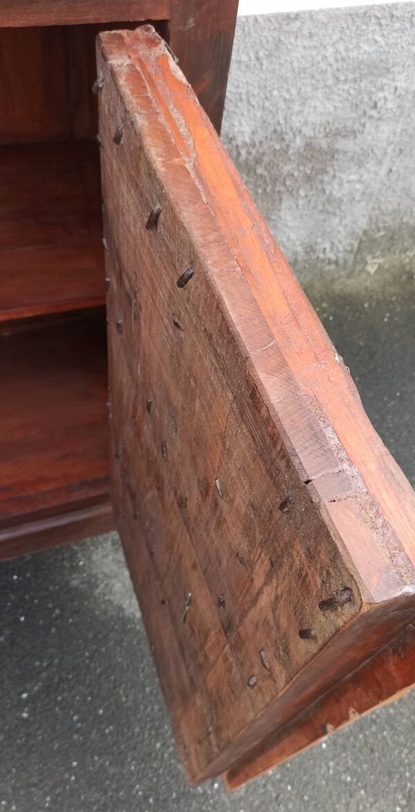Petit buffet en bois ancien avec deux portes