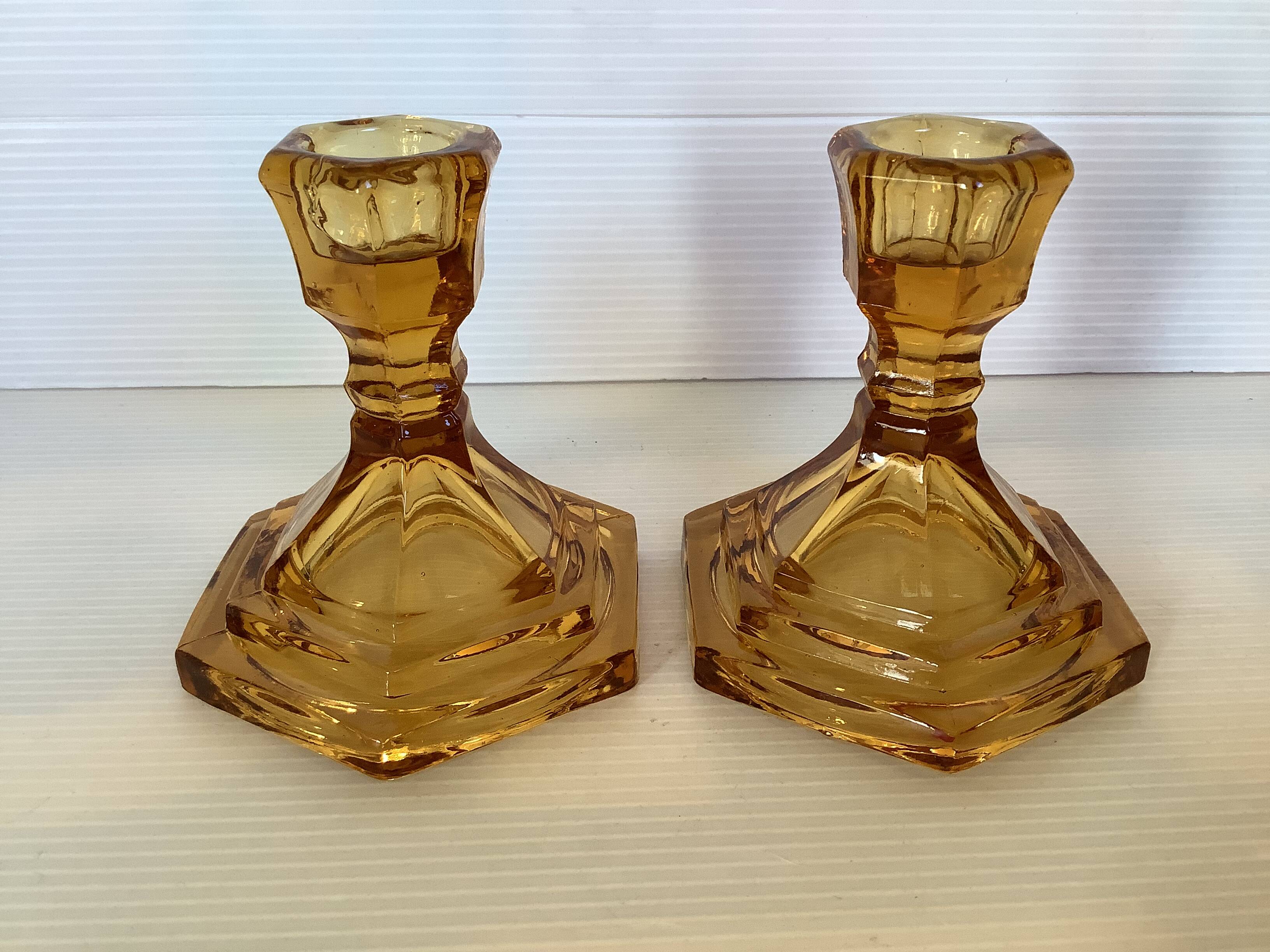 Paire de bougeoirs verre moulé jaune