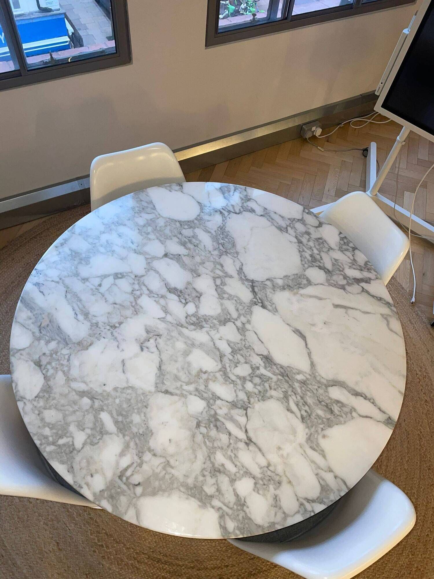 Saarinen marble table Edition Knoll and its 4 tulip chairs (set of 5)