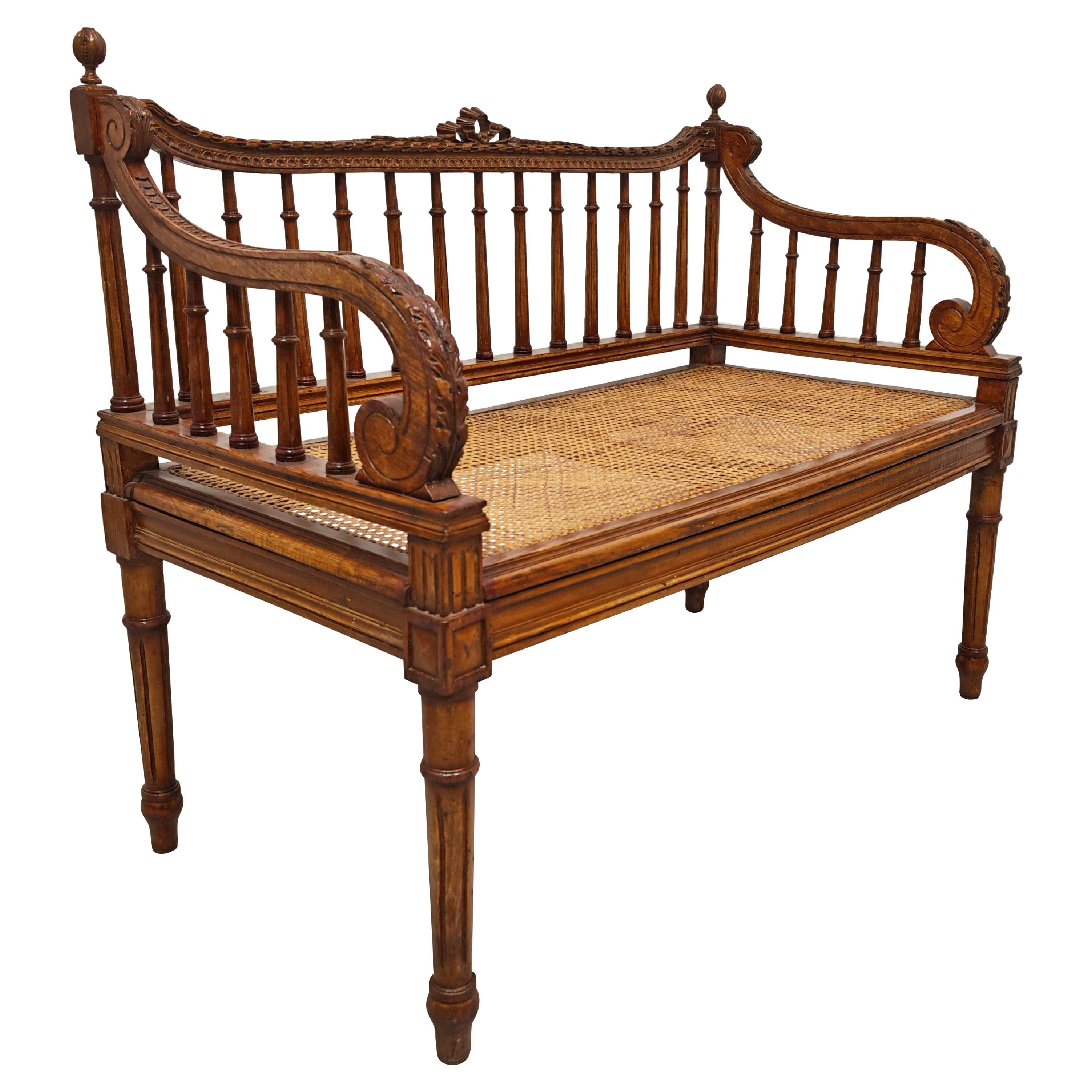 Banc sculpté à la main style Louis XVI avec siège en cannage tissé