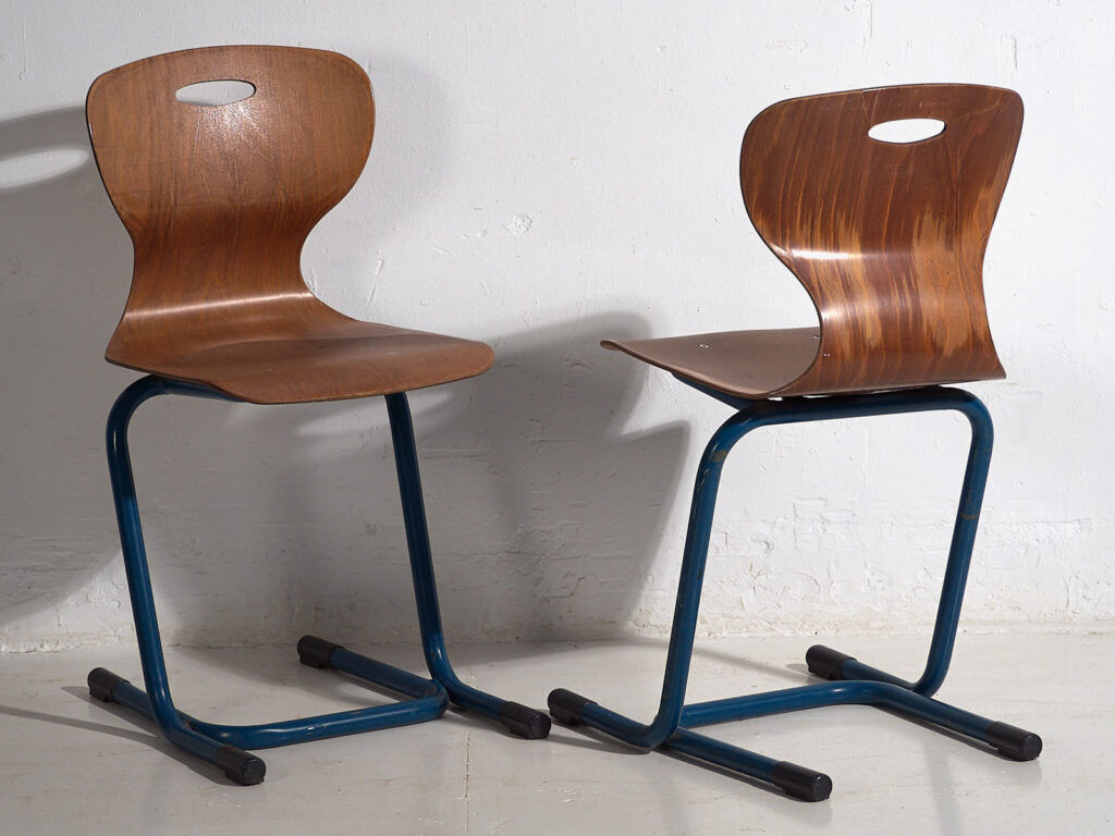 Vintage school chairs (c.1950). Set of 4 pieces.