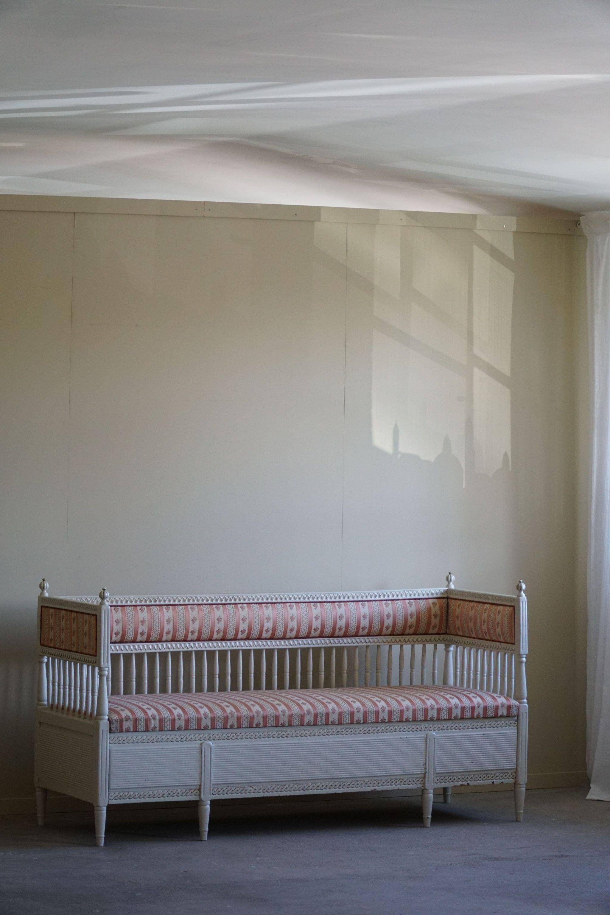 Antique Gustavian canapé / bench from the early 19th century, by a Swedish cabinetmaker.