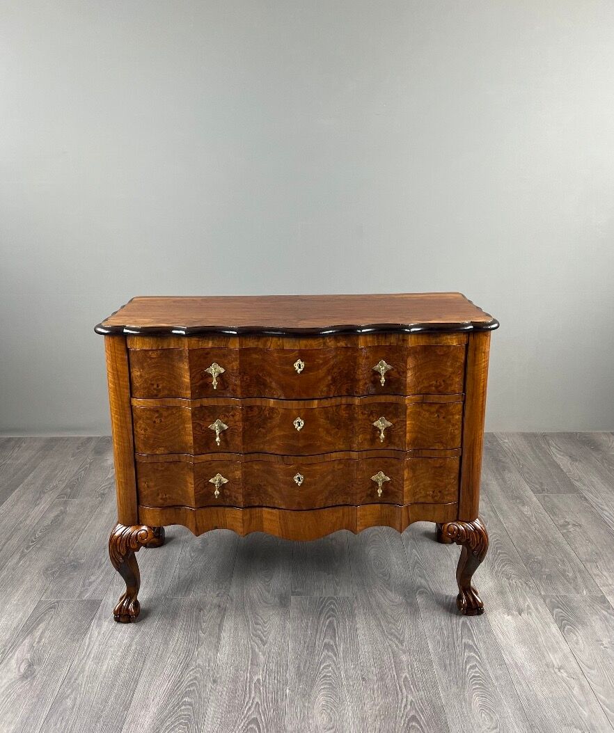 Commode de style Louis XV en placage de loupe de noyer, XXe siècle
