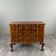Commode de style Louis XV en placage de loupe de noyer, XXe siècle