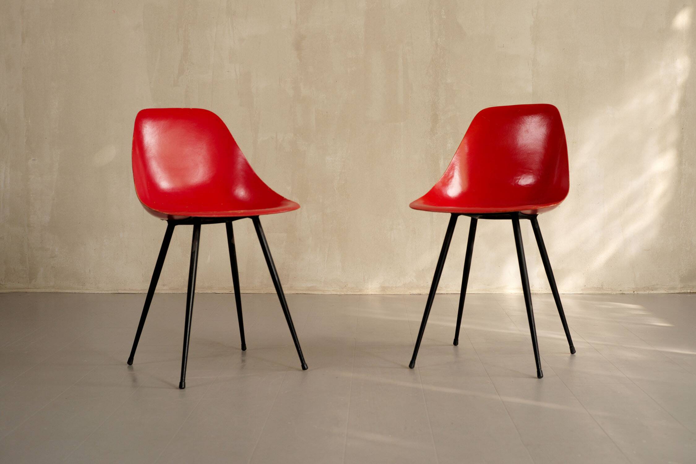 Paire de chaises en fibre de verre