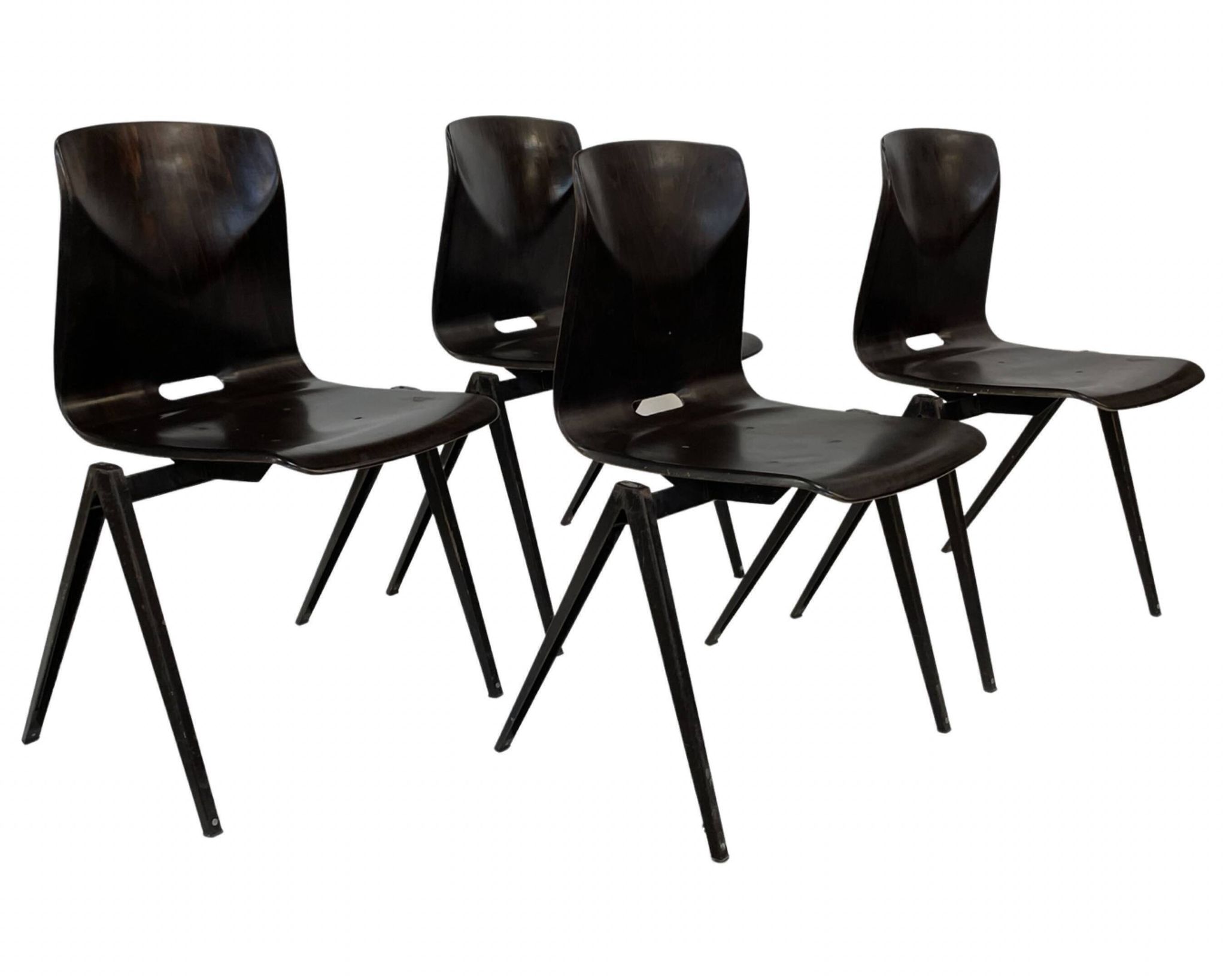 Ensemble de quatre chaises d’école empilables