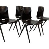 Ensemble de quatre chaises d’école empilables