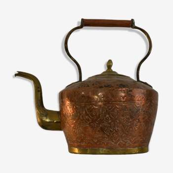 Beautiful oriental teapot very crafted in pink copper and decorative motifs