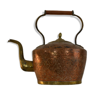Beautiful oriental teapot very crafted in pink copper and decorative motifs