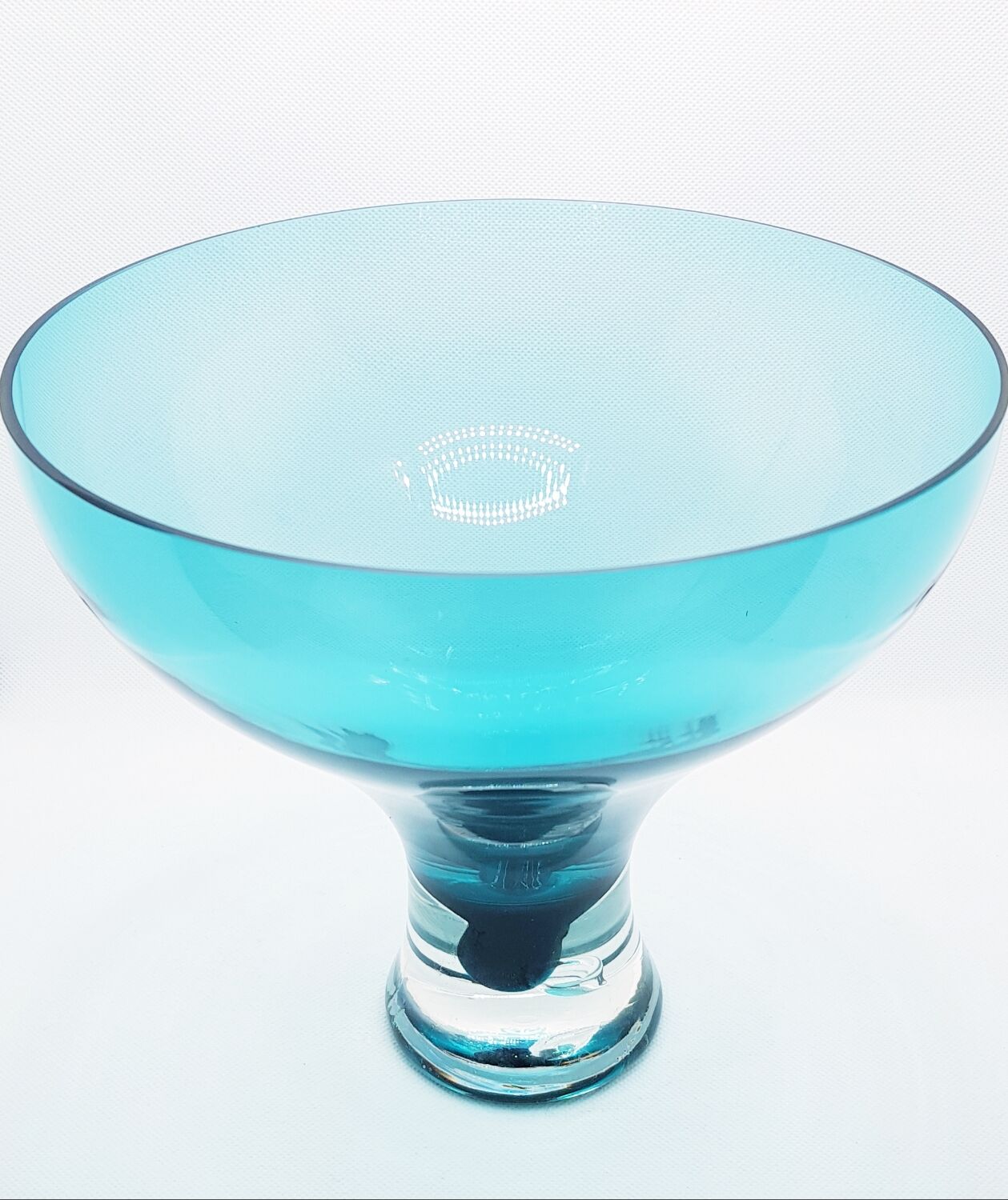 Grand vase sur pied en verre sarcelle.
