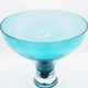 Grand vase sur pied en verre sarcelle.