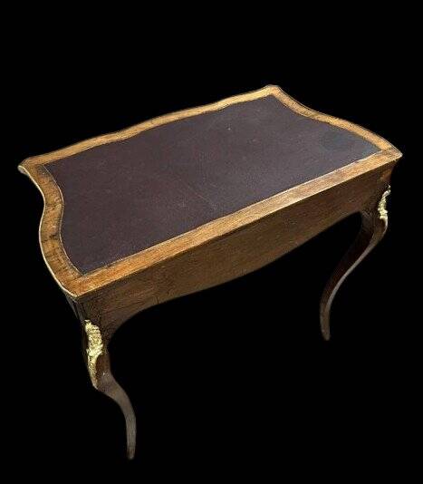 Bureau galbé style Louis XV en marqueterie