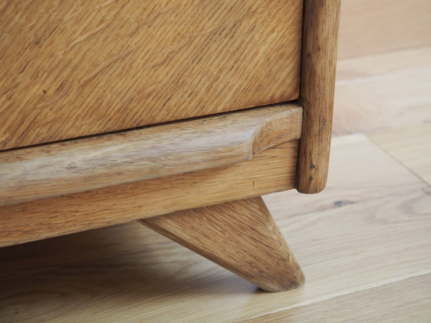 Dresser feet compass