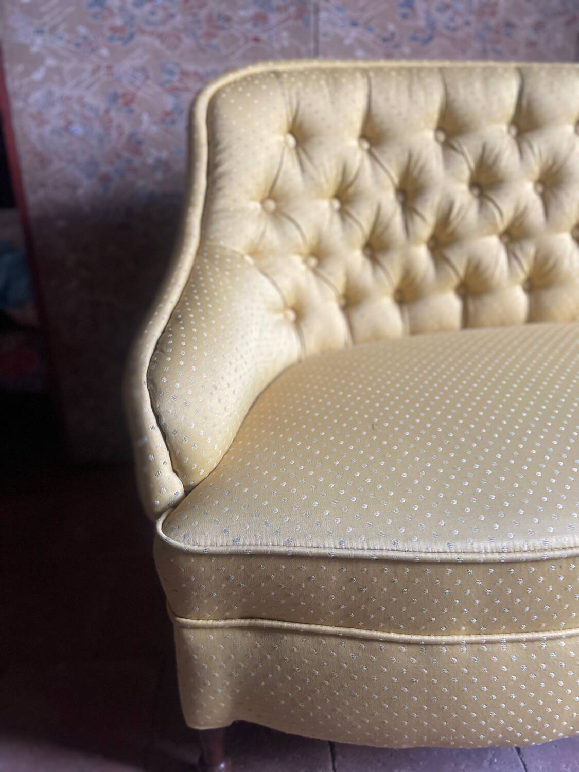 Small padded toad bench