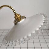 Applique en verre opalin crantée et laiton