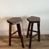 Paire de tabourets hauts tripodes en orme Aranjou