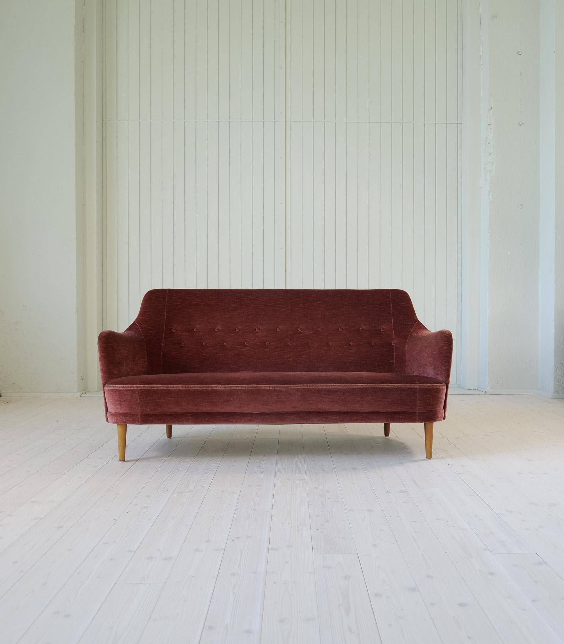 "Samsas" canapé in rare velvet by Carl Malmsten from the mid-century, Sweden, 1960s.
